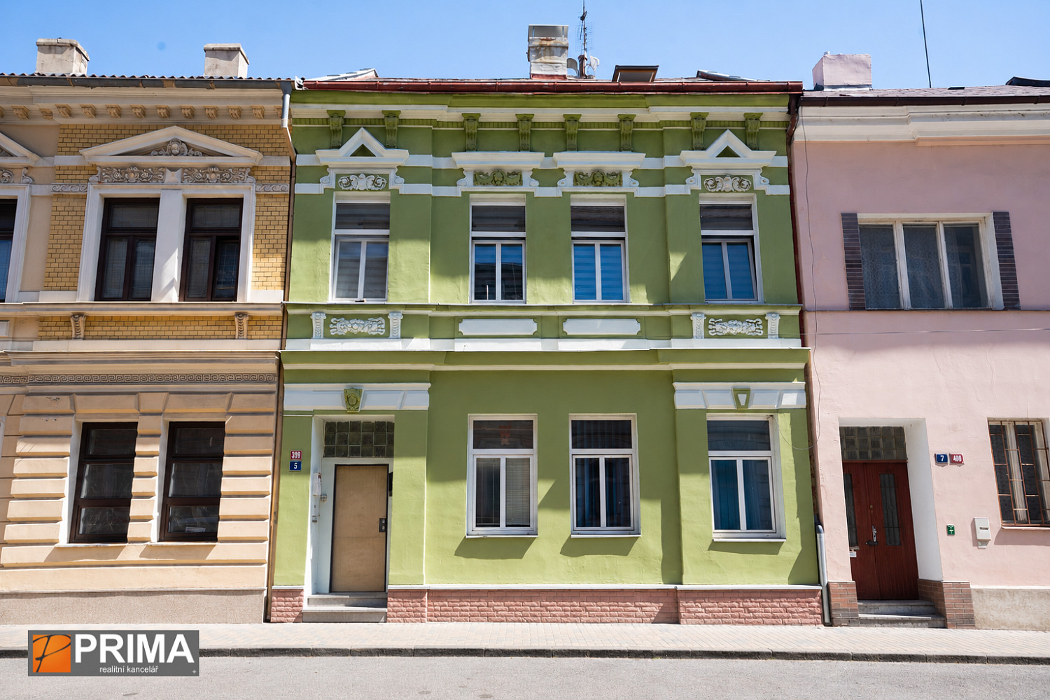 Investiční nemovitost v Teplicích: tři pronajaté byty 2+1 se zahradou