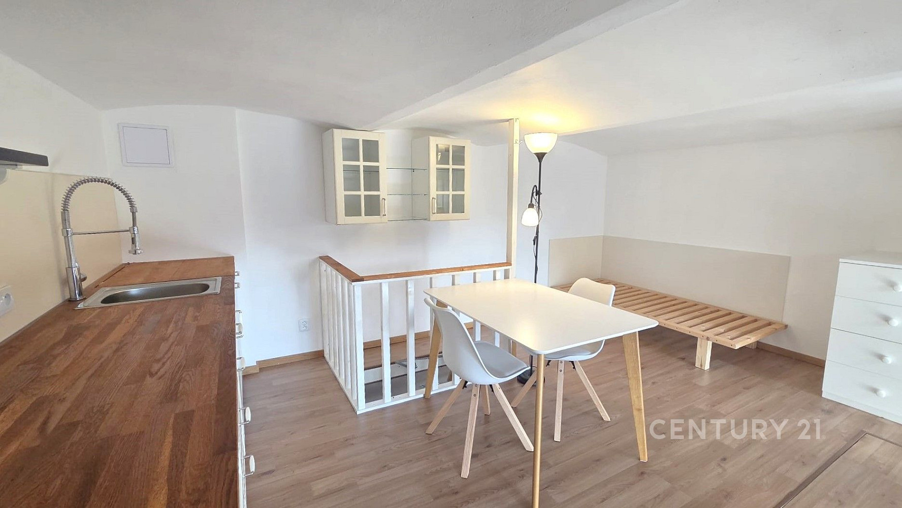 Pronájem bytu 1+kk 18 m² — photo 2