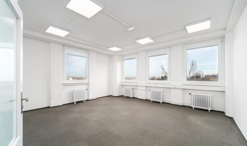 Pronájem kanceláře 540 m², Vestec – náhled fotky 2