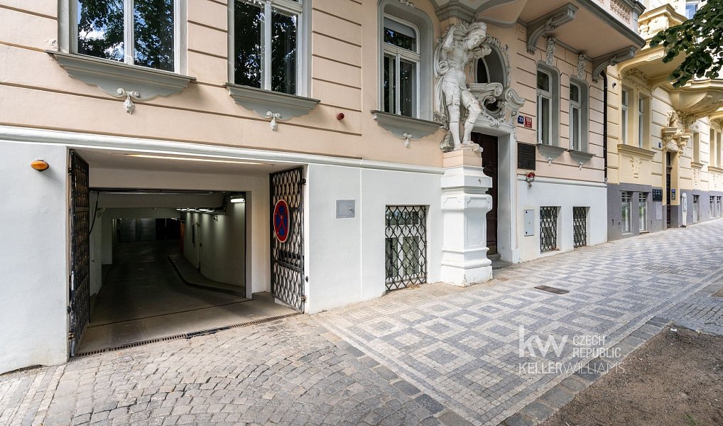 Pronájem garážového stání 11 m2, Praha – náhled fotky 3