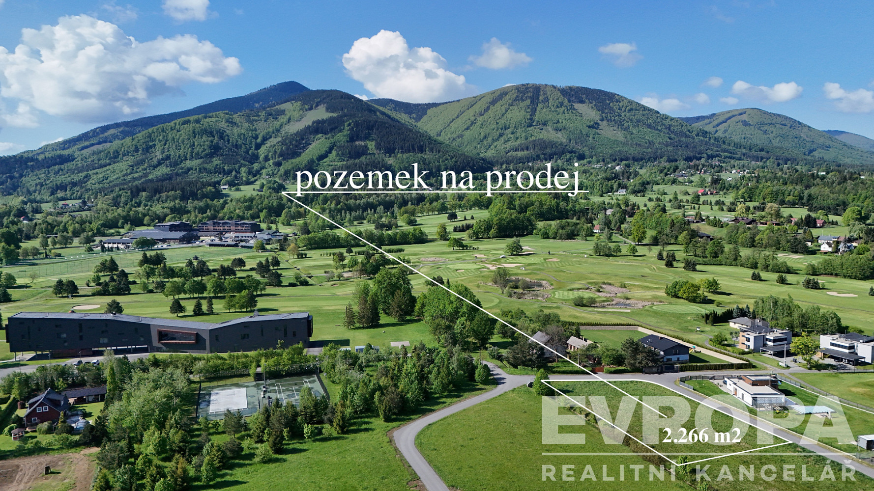 Prodej stavebního pozemku 2 266 m²