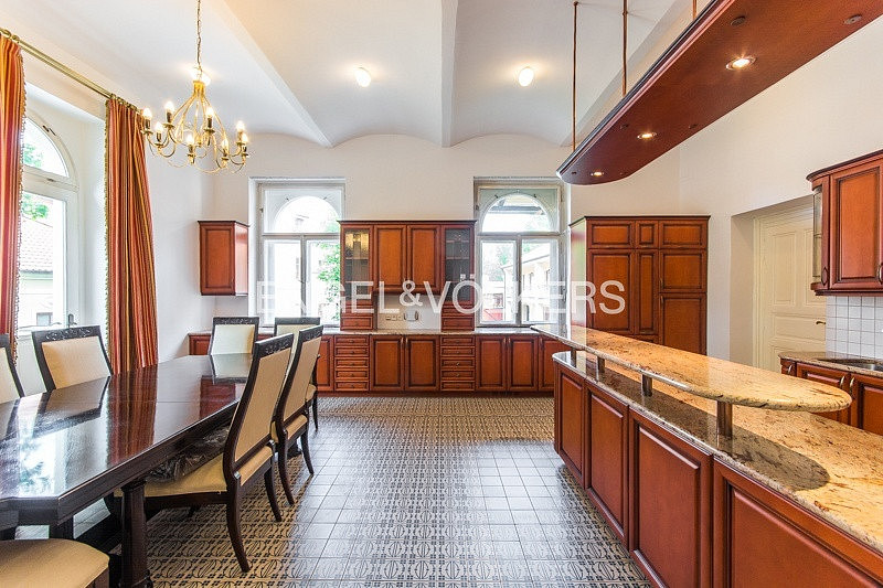 Pronájem domu 827 m² s pozemkem 7 900 m² — photo 2