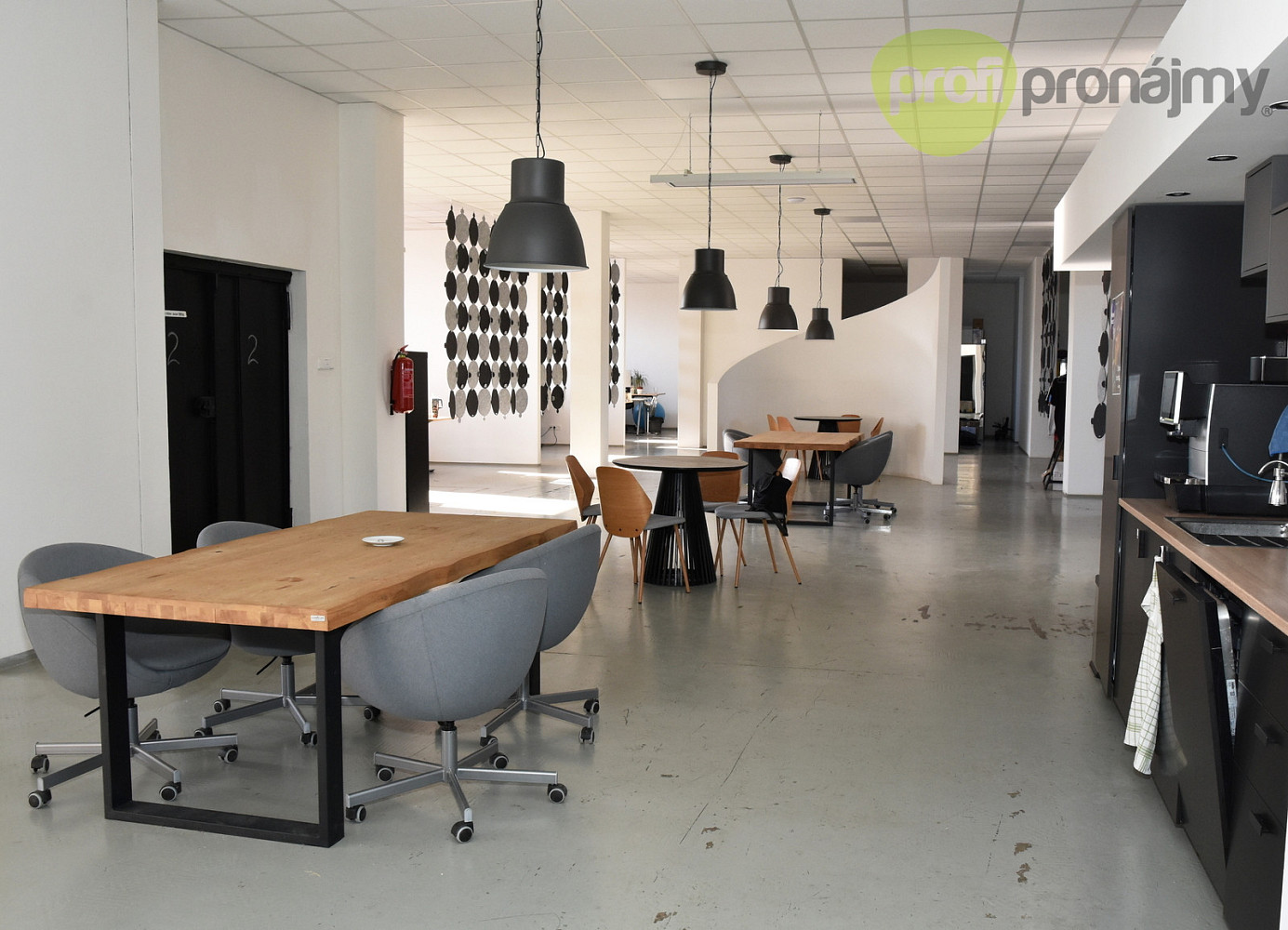 Pronájem obchodních prostor 701 m²