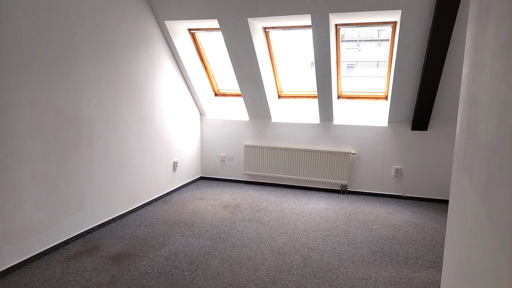 Pronájem kanceláře 100 m² – další