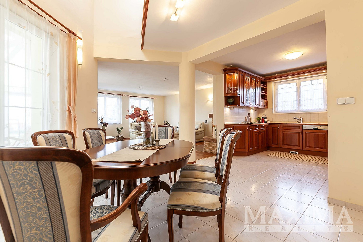 Prodej domu 348 m² s pozemkem 1 135 m² – fotografie 3