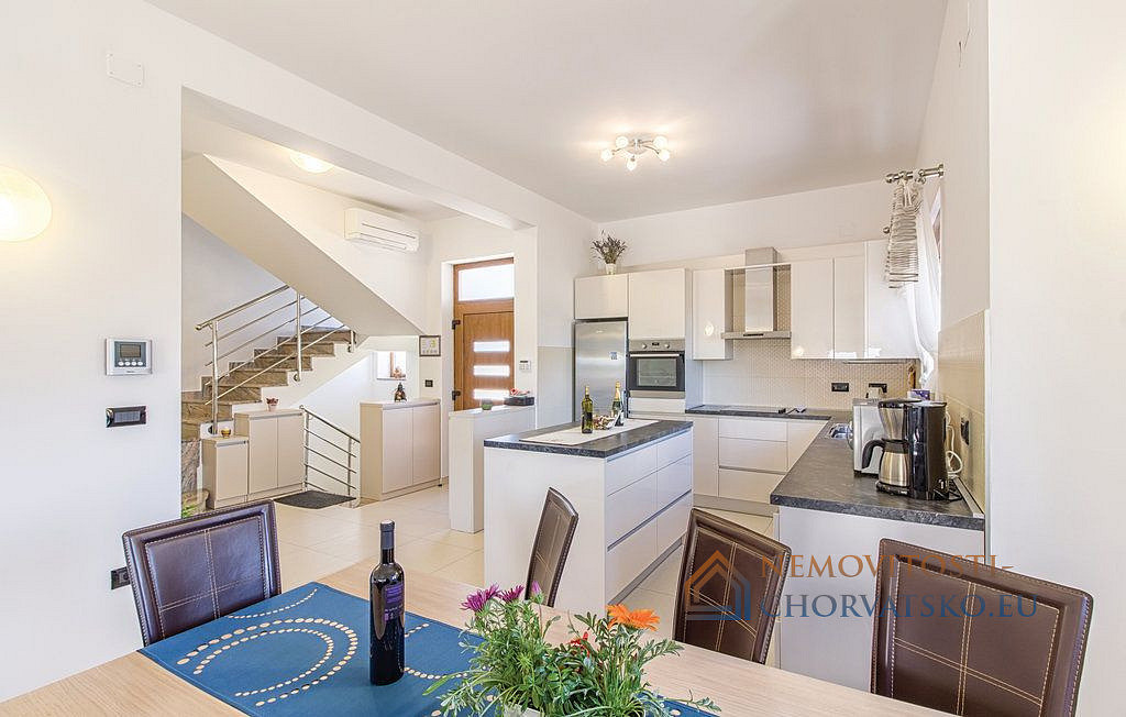 Prodej domu 337 m² s pozemkem 550 m² - Prikaz 6