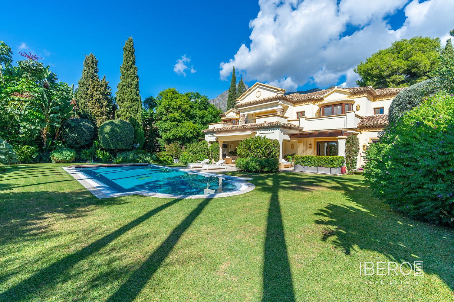 Prodej domu 985 m² s pozemkem 1 766 m²