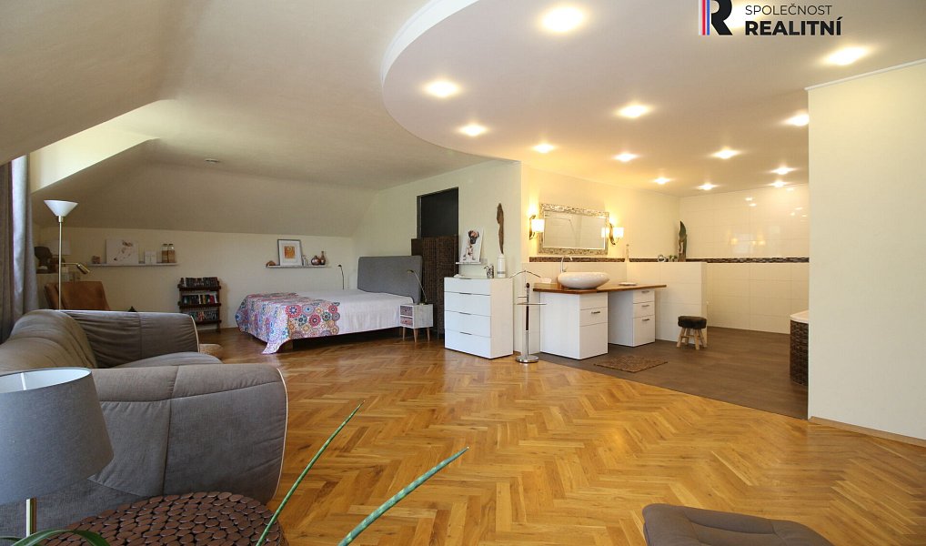 Prodej domu 705 m² s pozemkem 1 300 m², Hlohovec – náhled fotky 3
