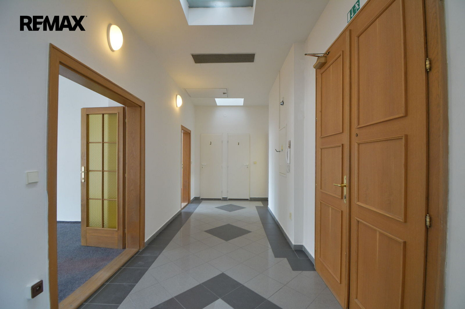 Pronájem kanceláře 100 m² – fotografie 3