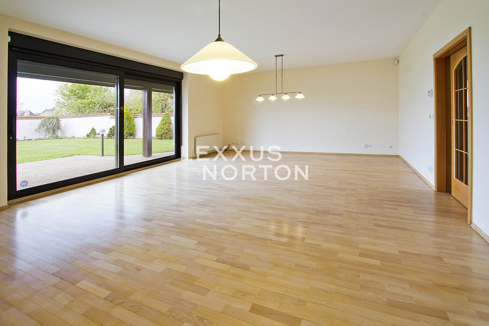 Pronájem domu 240 m² s pozemkem 550 m² — photo 2