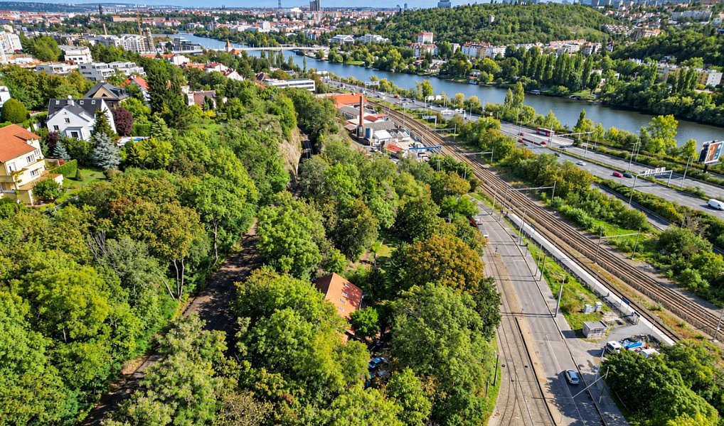 Prodej stavebního pozemku 1 168 m², Praha – náhled fotky 2