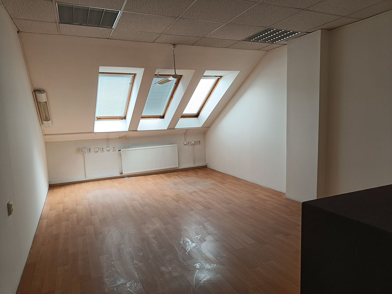 Pronájem kanceláře 252 m² – fotografie 2