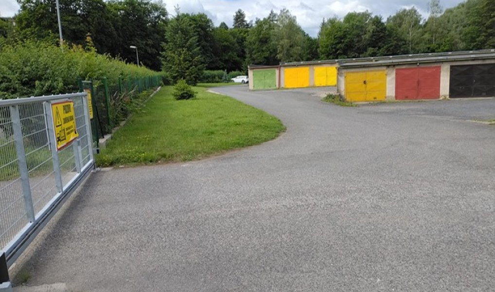 Prodej zděné řadové garáže 20 m2 v širším centru města Slaný, Slaný – náhled fotky 2