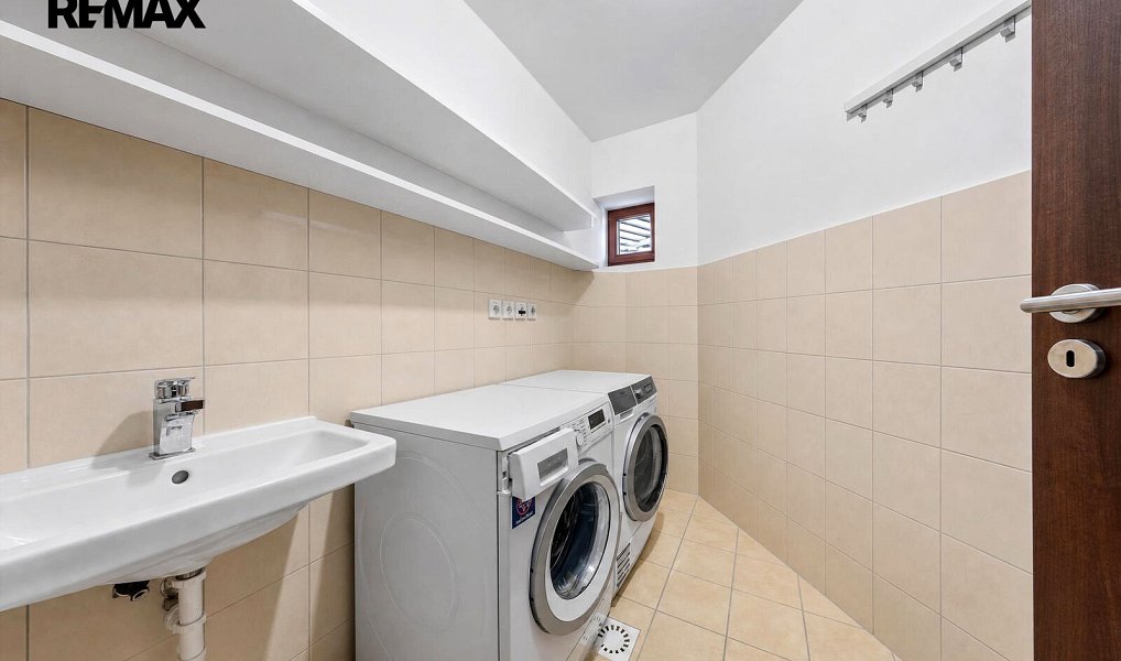 Prodej domu 252 m² s pozemkem 1 767 m², Holasovice – náhled fotky 16