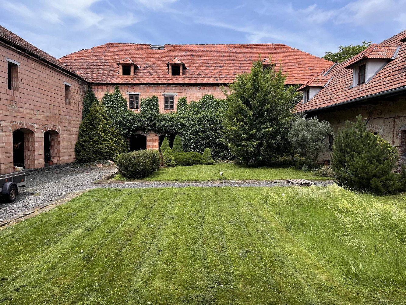 Prodej domu 851 m² s pozemkem 2 205 m² – fotografie 2