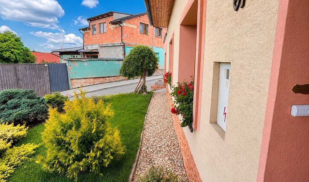 Prodej rodinného domu 5+kk se dvěma terasami, dvorem, garáží a sklepem - Syrovice — foto 4