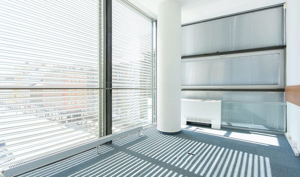 Pronájem kanceláře 215 m², Praha – náhled fotky 3