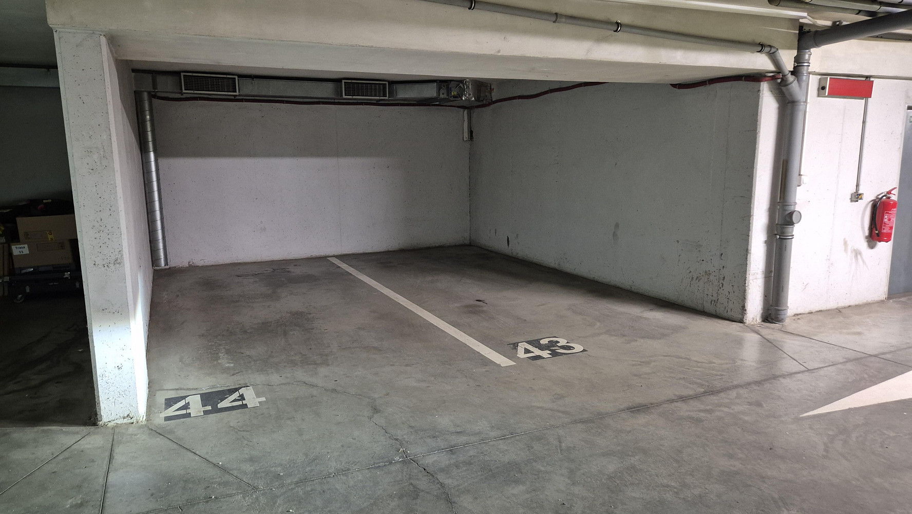 Pronájem garážového stání 13 m² – 500 m na metro, praha 9 — photo 2