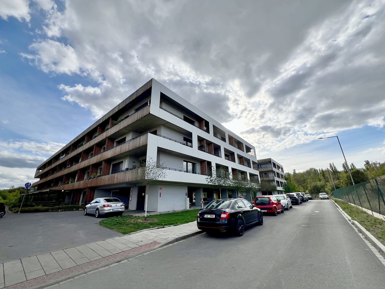 Prostorná garáž / stání v žádané lokalitě u centra – ideální pro auto i motorky
