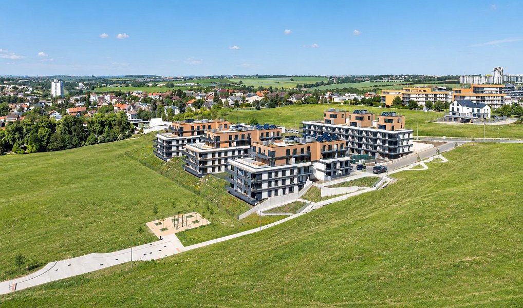 Vnitřní garážové stání v novostavbě bezpečné parkování v moderním rezidenčním projektu, Praha – náhled fotky 3