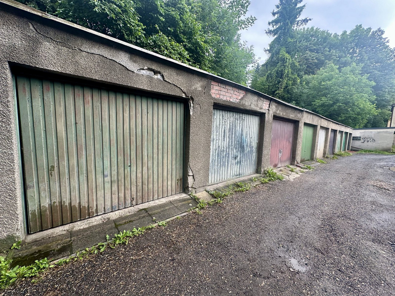 Samostatná garáž 20 m2 elektřina po rekonstrukci střechy