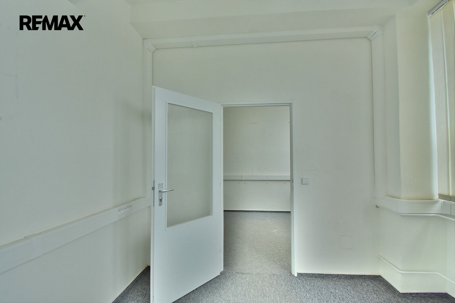 Pronájem kanceláře 36 m² – fotografie 3