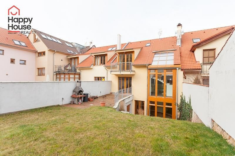 Pronájem domu 290 m² s pozemkem 550 m² — photo 2