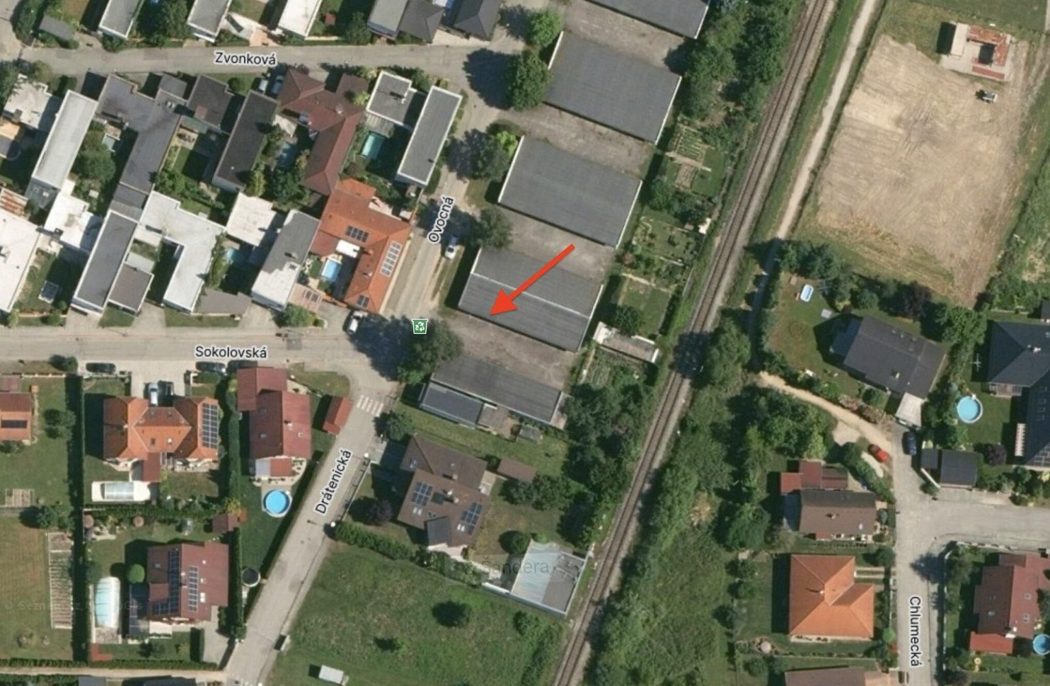 Prostorná garáž (18 m2) s elektřinou v ulici Ovocná, Rožnov České Budějovice – fotografie 5