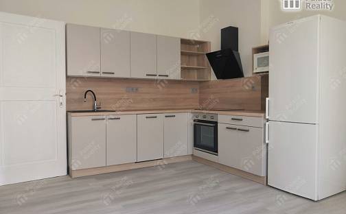 Pronájem bytu 2+1 79 m², třída Karla IV., Hradec Králové
