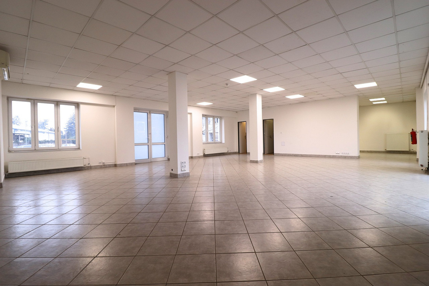 Pronájem obchodních prostor 158 m² – pohled 2