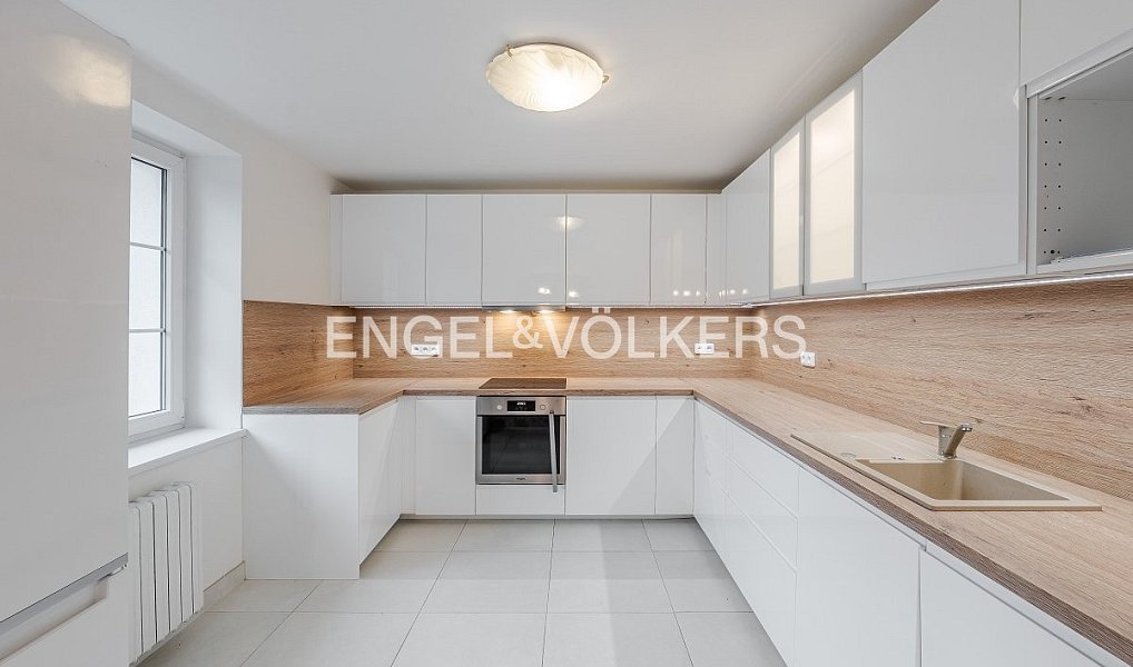 Pronájem domu 350 m² s pozemkem 761 m², Průhonice – náhled fotky 2