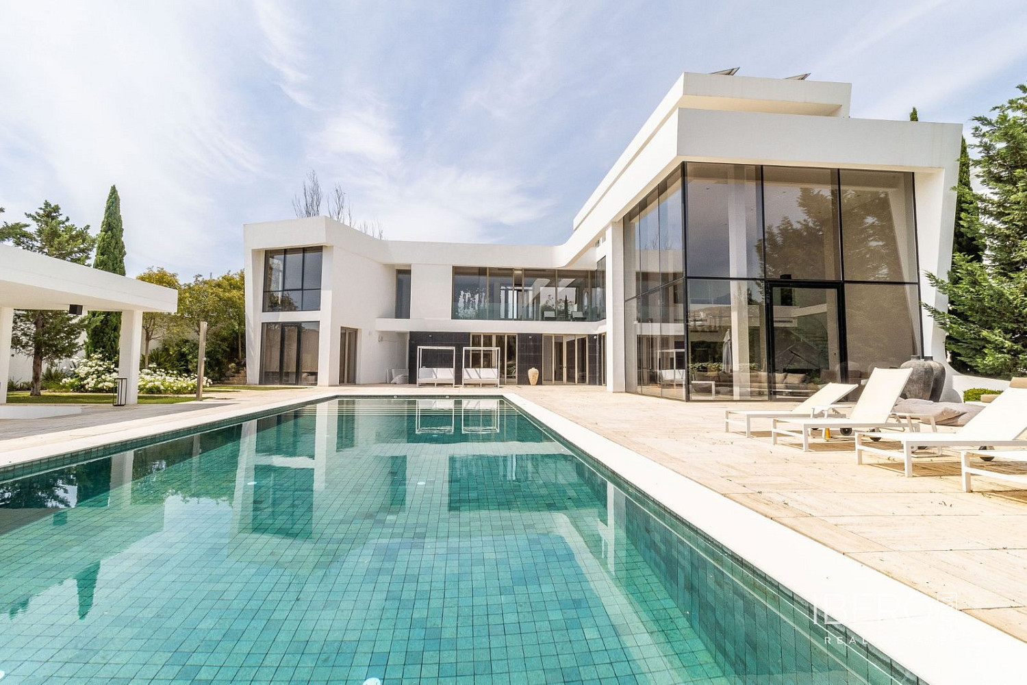 Prodej domu 1 183 m² s pozemkem 2 577 m²
