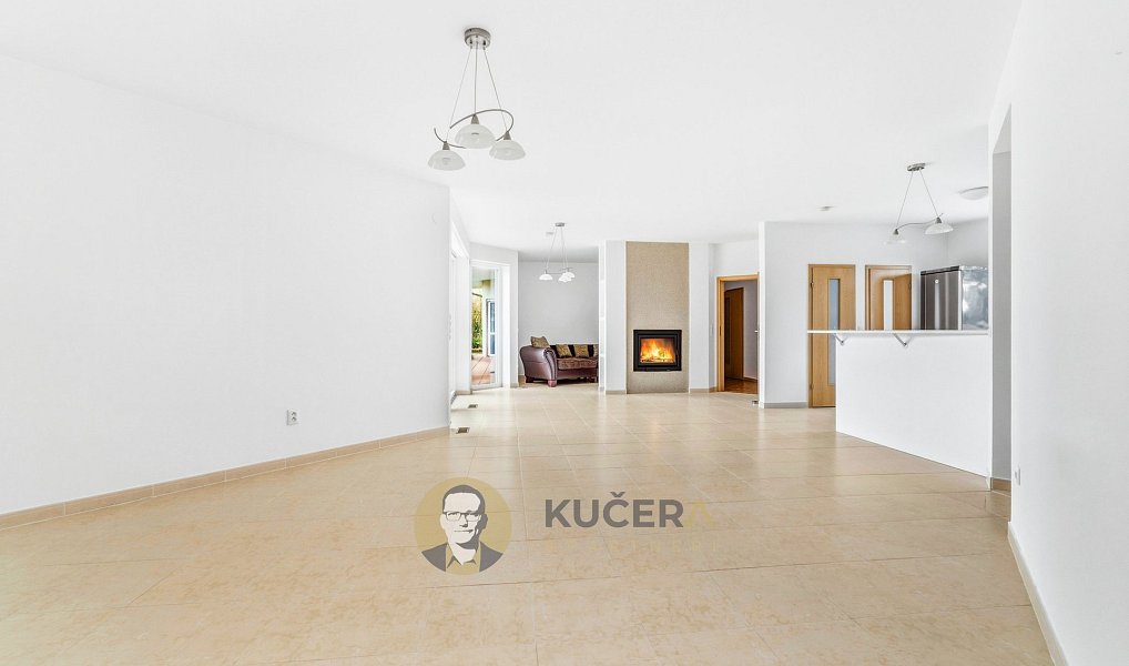 Prodej domu 488 m² s pozemkem 1 376 m², Jesenice – náhled fotky 3