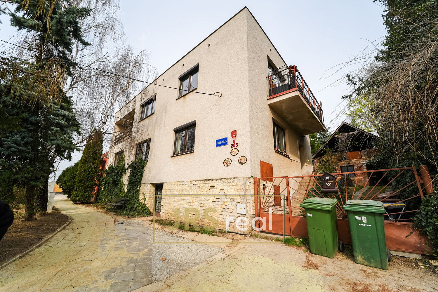 Prodej nájemního domu, činžáku 295 m²