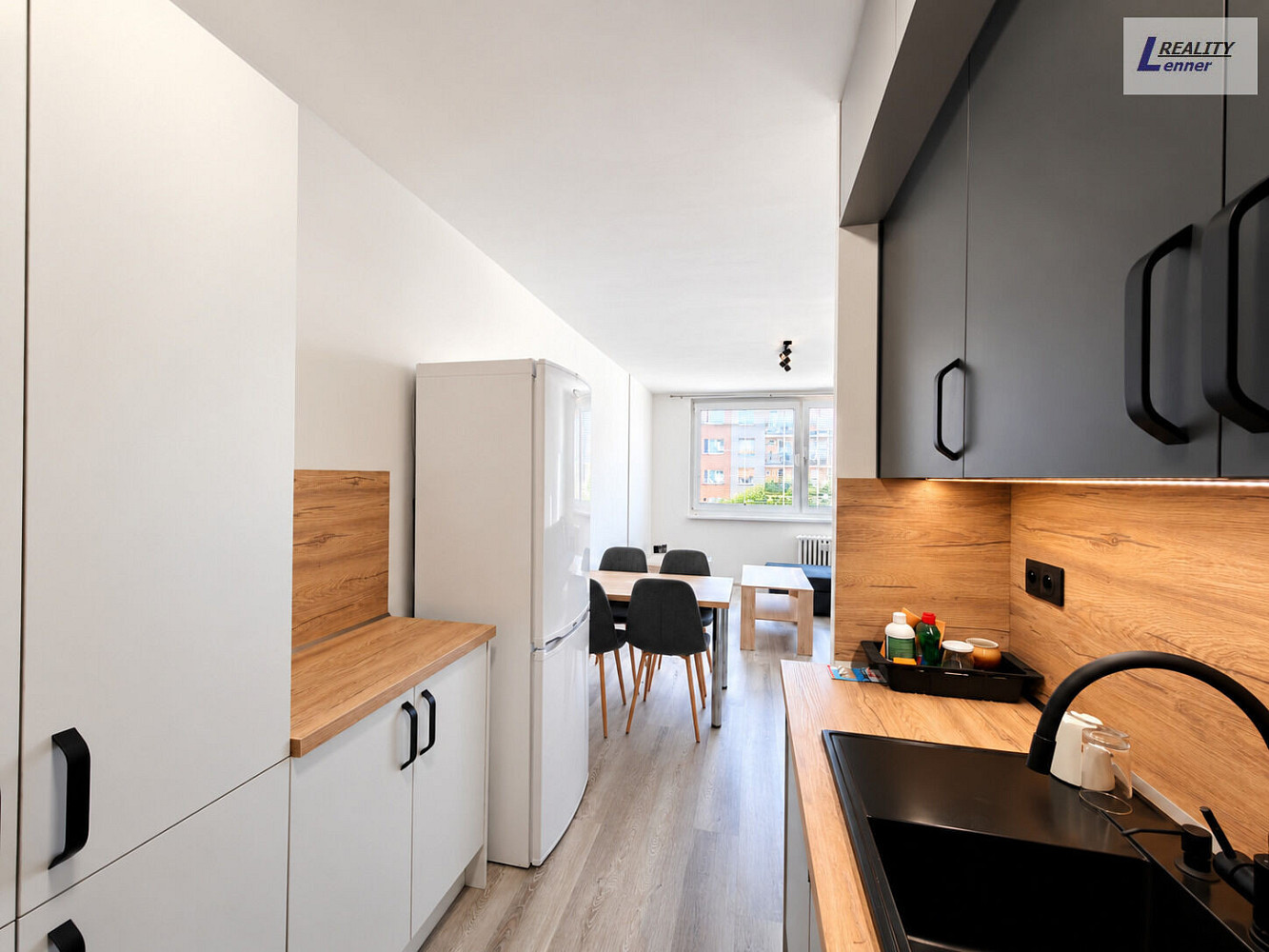 Pronájem bytu 2+kk 43 m² – fotografie 3
