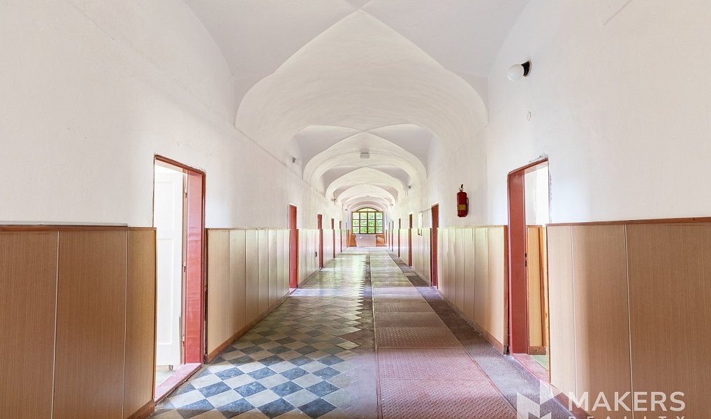 Prodej ubytovacího objektu 2 100 m², Manětín – náhled fotky 9