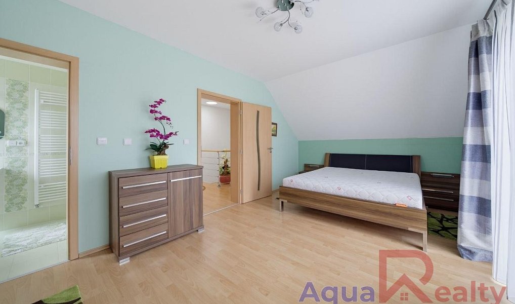 Prodej domu 206 m² s pozemkem 907 m², Nová Role – náhled fotky 17