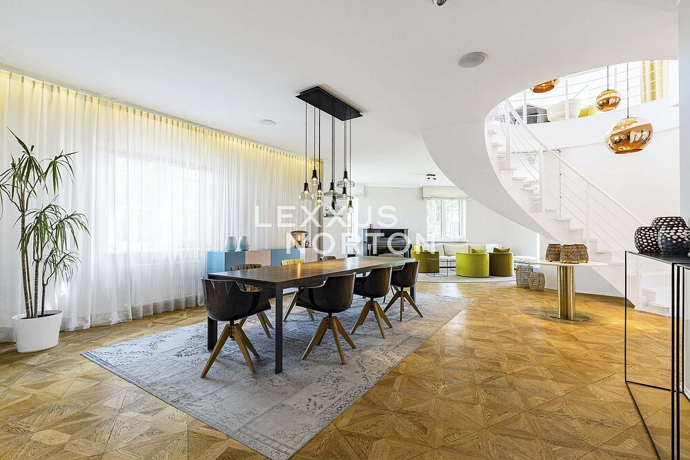 Pronájem domu 719 m² s pozemkem 2 500 m²