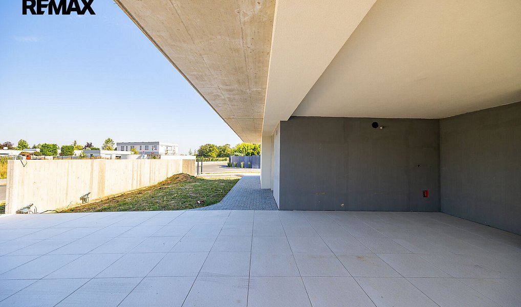 Prodej domu 206 m² s pozemkem 1 232 m², Jesenice – náhled fotky 2