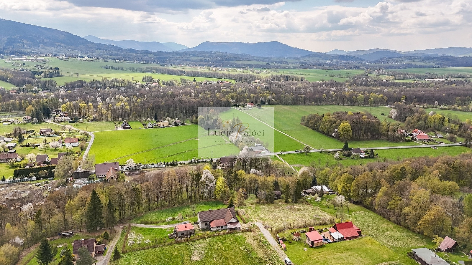Prodej stavebního pozemku 1 878 m² – fotografie 2