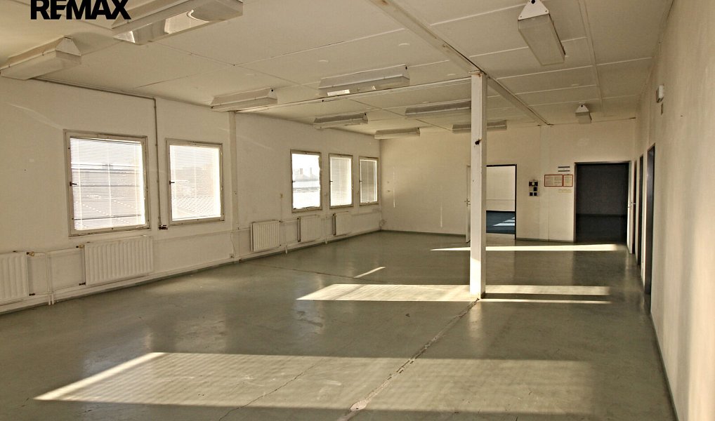 Prodej výrobních prostor 2 700 m², Zliv – náhled fotky 12