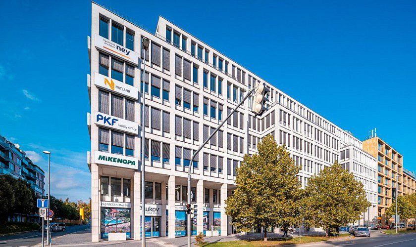 Pronájem kanceláře 450 m²