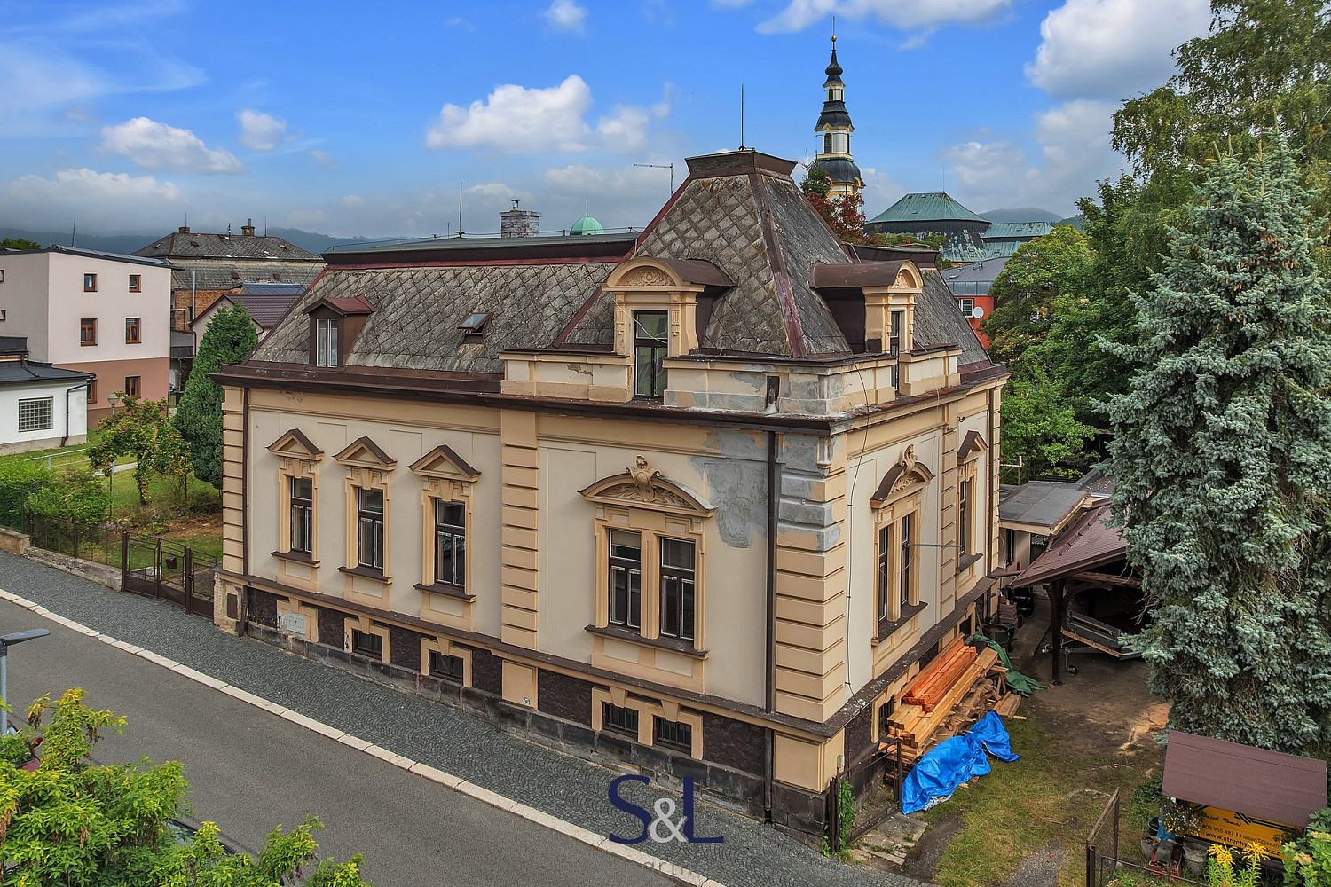 Prodej domu 280 m² s pozemkem 888 m² – fotografie 2