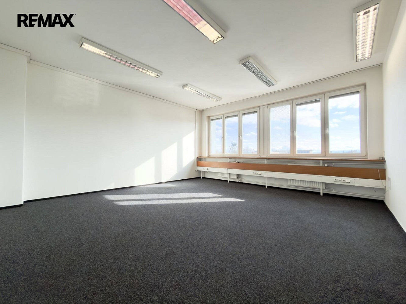 Pronájem kanceláře 34 m² – fotografie 3