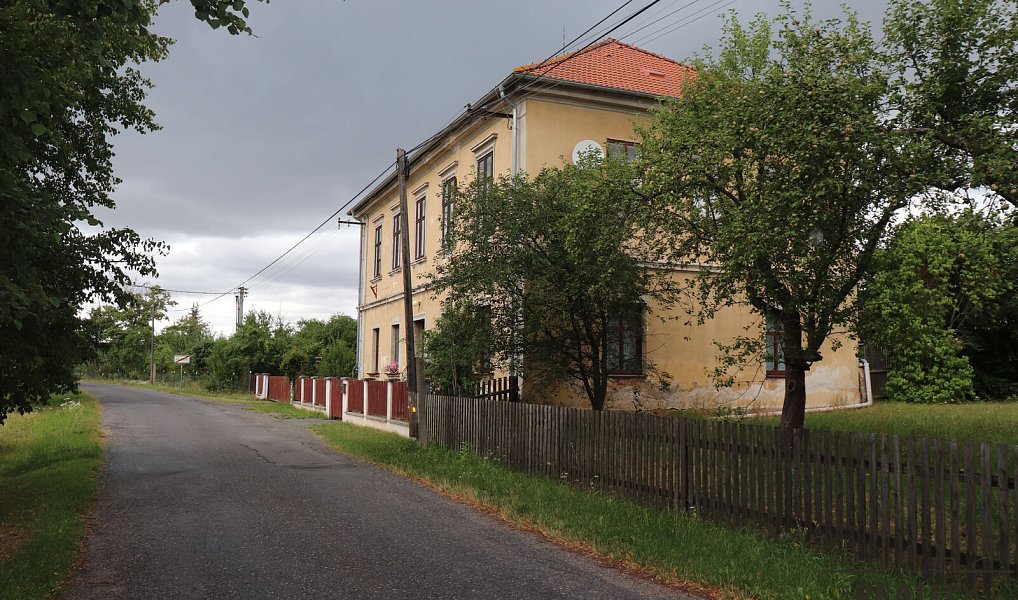 Prodej domu 443 m² s pozemkem 222 m², Čistá – náhled fotky 2