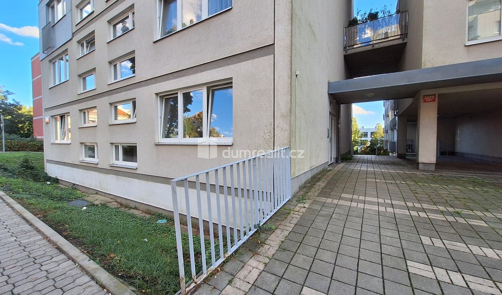 Pronájem garážového stání 12m2 P10 Názovská, Praha – náhled fotky 5