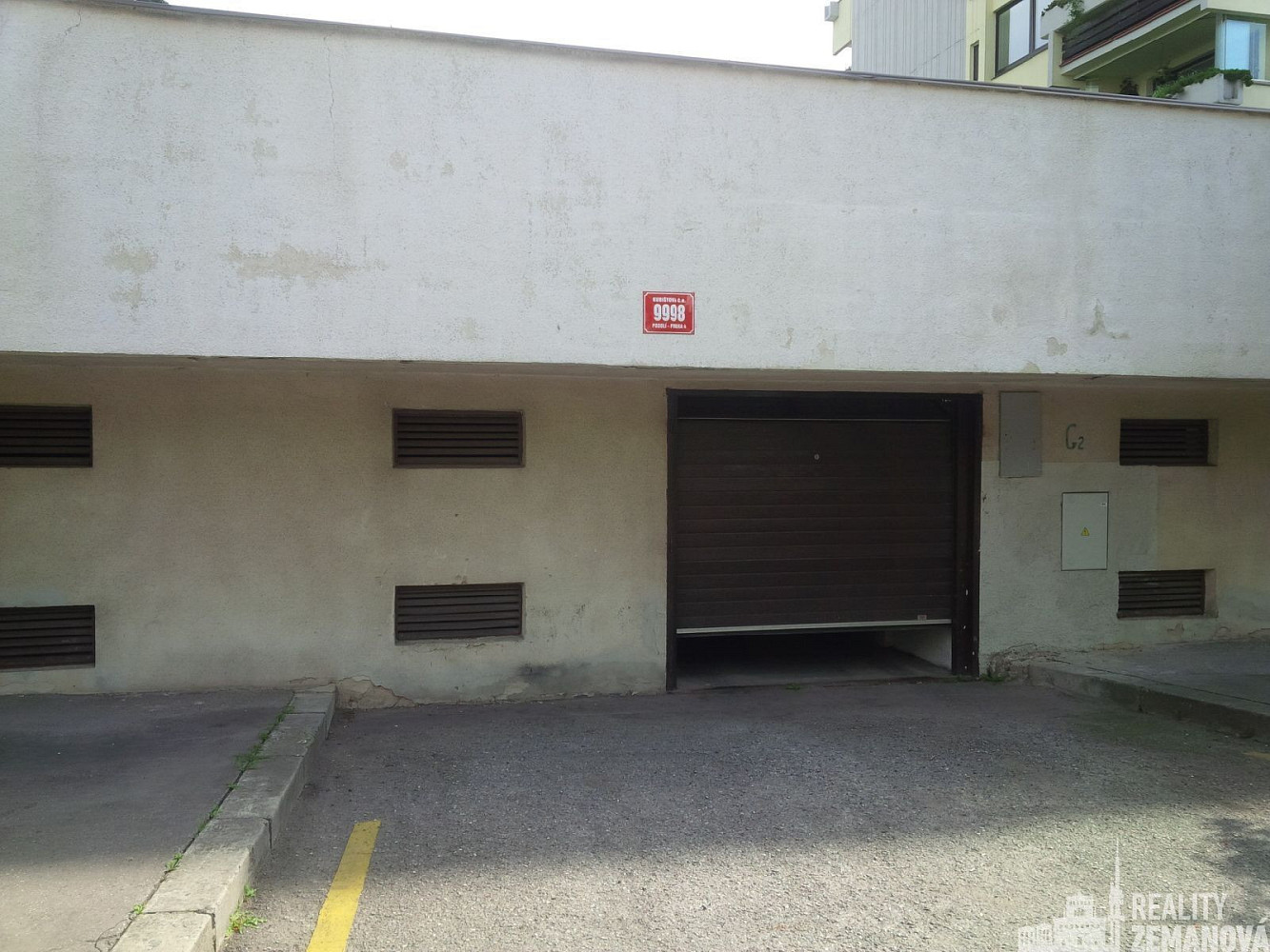 Garážové stání 16,7m2 v podolí za vraty na dálkové ovládání.