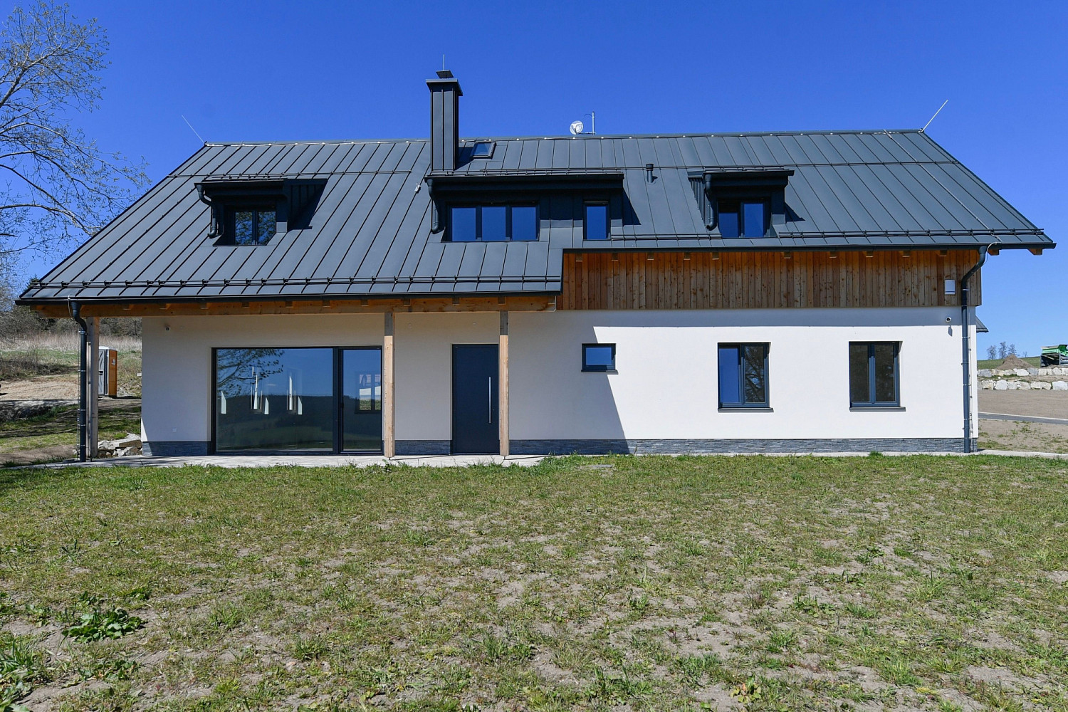 Prodej domu 310 m² s pozemkem 1 687 m² – fotografie 2
