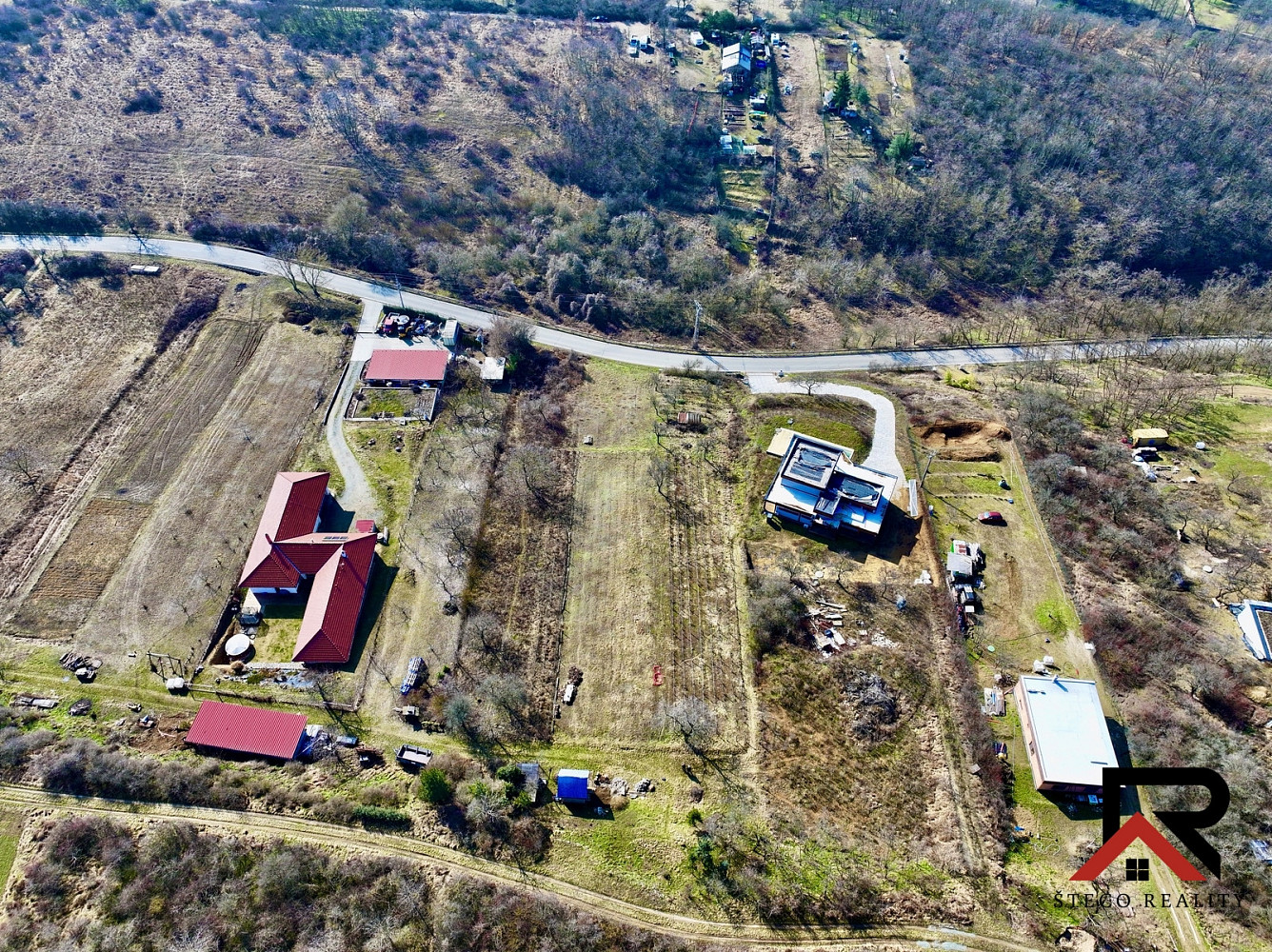 Prodej stavebního pozemku 1 815 m² – pohled 2