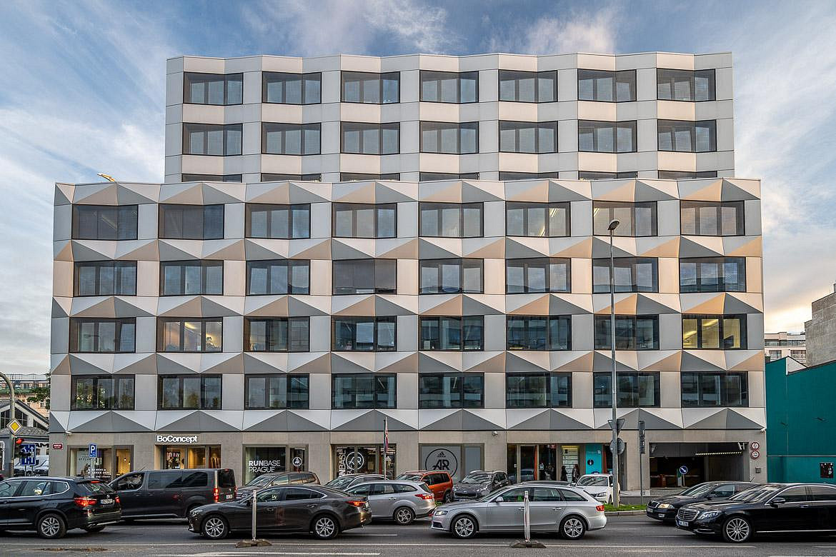 Pronájem kanceláře 458 m²